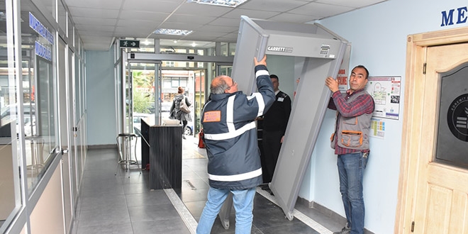 Yeni başkan, X-Ray dedektörlerini kaldırttı