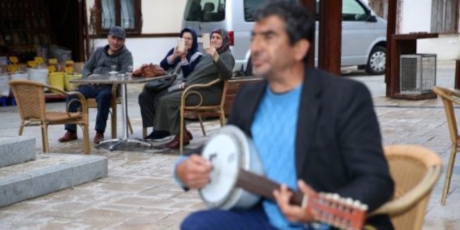 Sakin şehir Taraklı'ya cümbüşüyle hareket katıyor