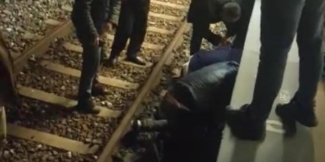 Dengesini kaybederek İZBAN'ın raylarına düştü