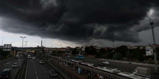 İstanbul'u kara bulutlar kapladı