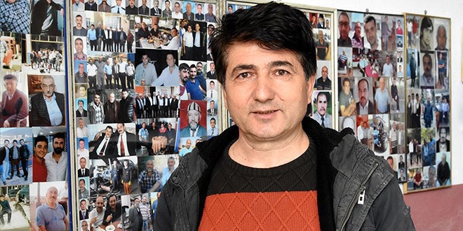 Aracını tamir ettiren müşterilerin fotoğraflarını biriktiriyor