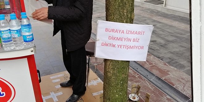 Sigara izmaritinden bıkan esnafın gülümseten levhası