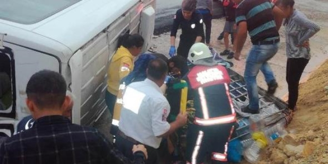 İnşaat işçilerini taşıyan minibüs devrildi: 7 yaralı