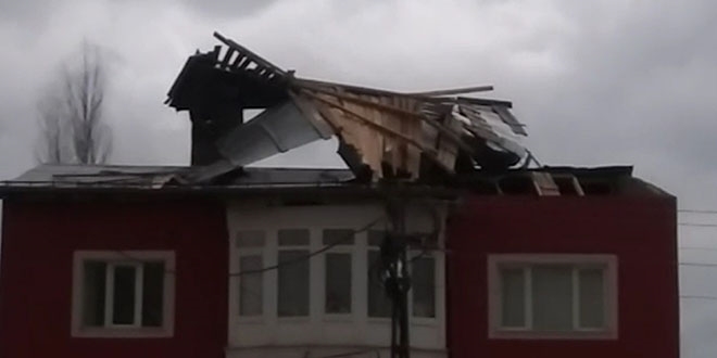 Sivas'ta şiddetli rüzgar çatı uçurdu