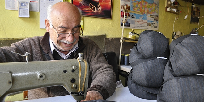 Şapkacılık mesleğini 55 yıldır yapıyor
