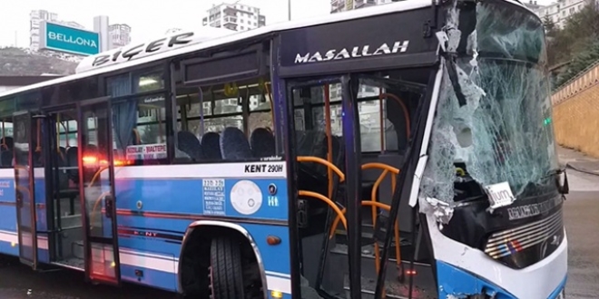 Ankara'da özel halk otobüsü belediye temizlik aracına çarptı