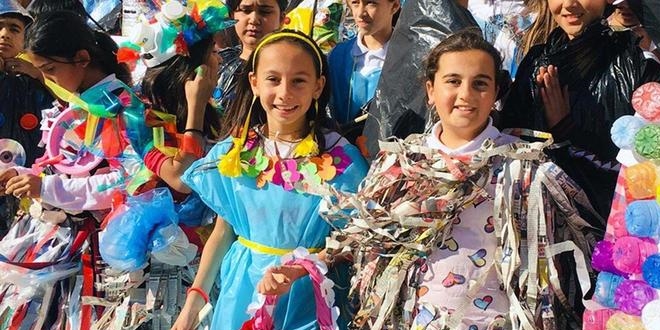 Anaokul öğrencileri, atık malzemelerden kostüm yaptı