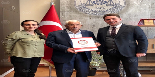 Türkiye'nin en yaşlı muhtarı mazbatasını aldı