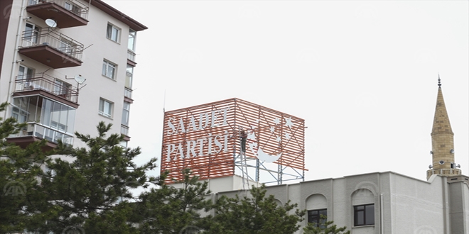 Saadet Partisinin çatısındaki amblem söküldü