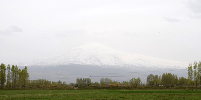 Bulutlarla bütünleşen Ağrı Dağı büyüledi
