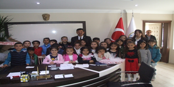 Öğrenciler, belediye başkanı seçilen öğretmenlerini ziyaret etti