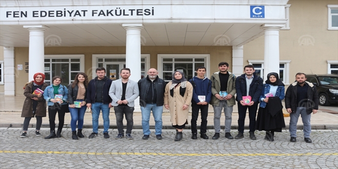 Köy okulları için kapı kapı dolaşıp kitap topluyorlar