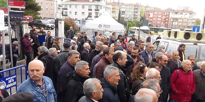 Maltepe İlçe Seçim Kurulu önünde bekleyiş sürüyor