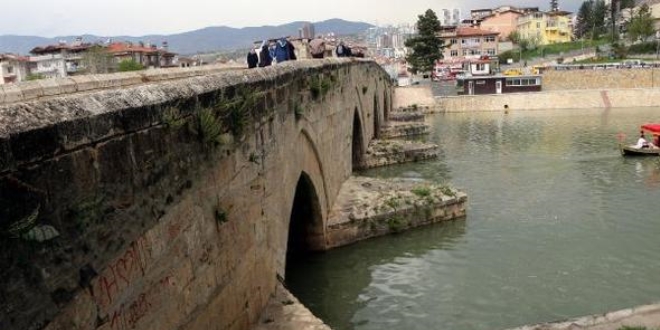 Tarihi köprüdeki sprey boyalı yazılar tepki çekti