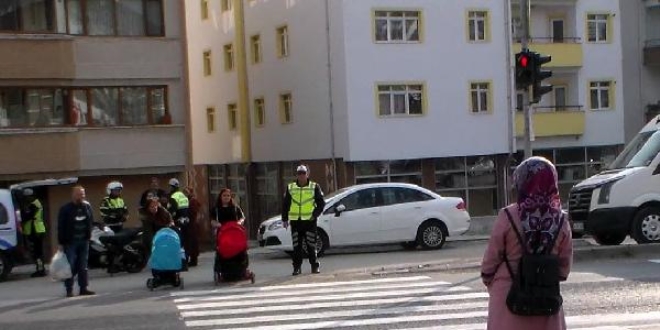 Kırmızı ışıkta geçen yayaya 108 lira ceza