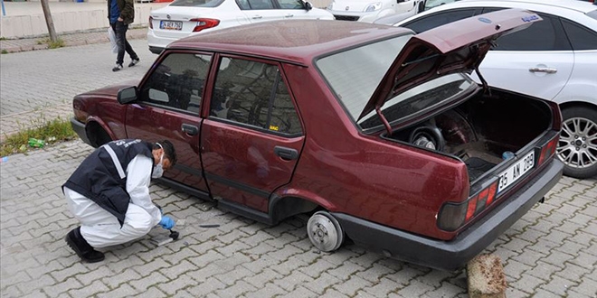 Adana'da park halindeki otomobilin lastikleri çalındı