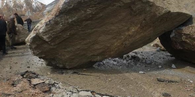 Hakkari- Van karayolu trafiğe kapandı
