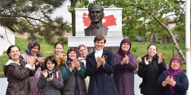 İki üniversite bitirdi, iki üniversitede okurken de muhtar oldu