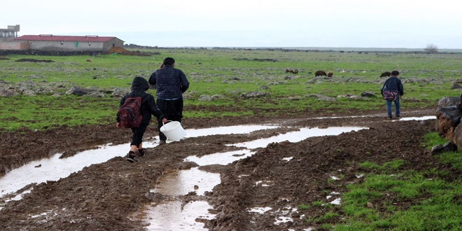 Yolu olmayan öğrenciler 1 kilometre yürüyor