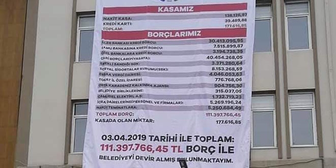 Devraldığı borcu belediye binasına astı