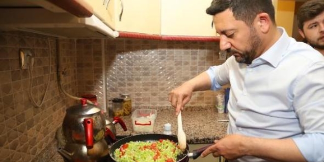Başkan, üniversite öğrencilerine menemen yaptı