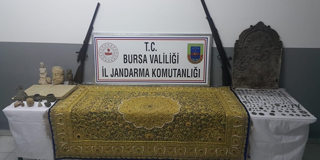 Altın ve yakut işlemeli halıyı satarken suçüstü