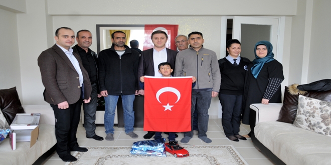 O çocuğa Türk bayrağı hediye edildi