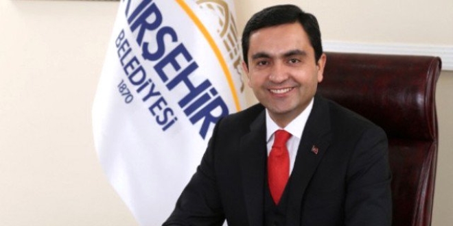 Yeni başkan belediyenin borçlarını binaya astırdı