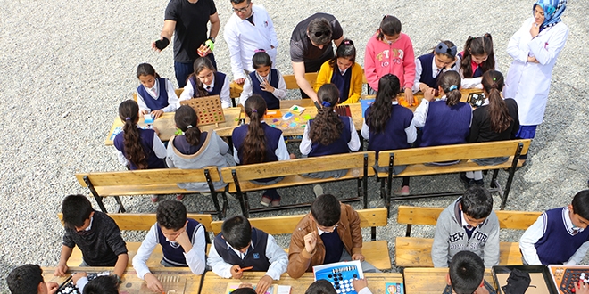 2 öğretmen köy köy gezerek yetenekli öğrencileri arıyor