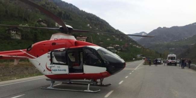 Ambulans helikopter yaralı için kara yoluna indi