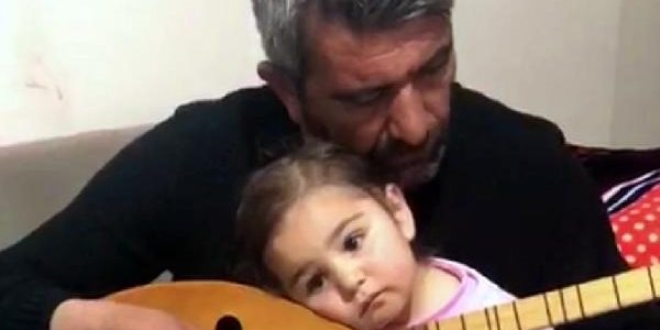 2 yaşındaki kızını bağlama ve türküyle uyutuyor