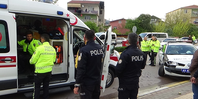 Polis aracı ile otomobil çarpıştı: 1 polis yaralı