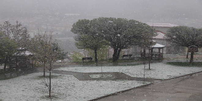 Amasya'ya lapa lapa kar yağdı