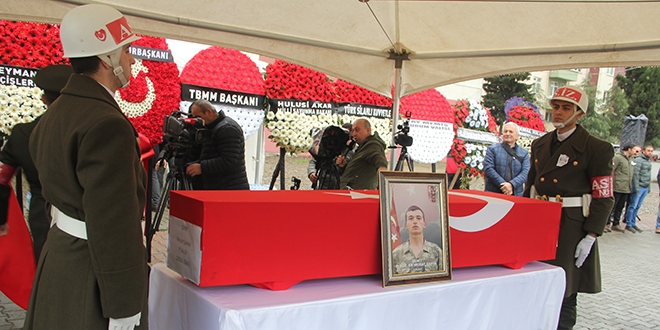 Şehit iki askerimiz memleketlerinde toprağa verildi