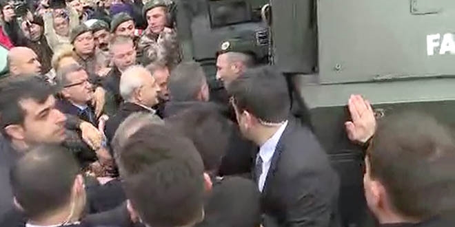 Kılıçdaroğlu zırhlı araçla tutulduğu evden çıkarıldı