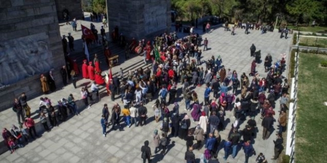 Çanakkale Şehitliği'nde ziyaretçi yoğunluğu