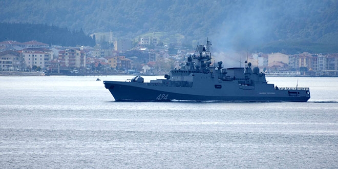 Rus askeri gemisi Çanakkale Boğazı'ndan geçti