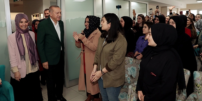 Cumhurbaşkanı Erdoğan'dan kız yurduna ziyaret