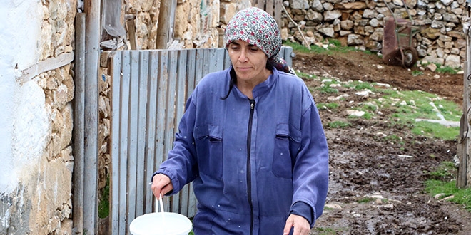 Kadın muhtar çalışkanlığı ile dikkat çekiyor