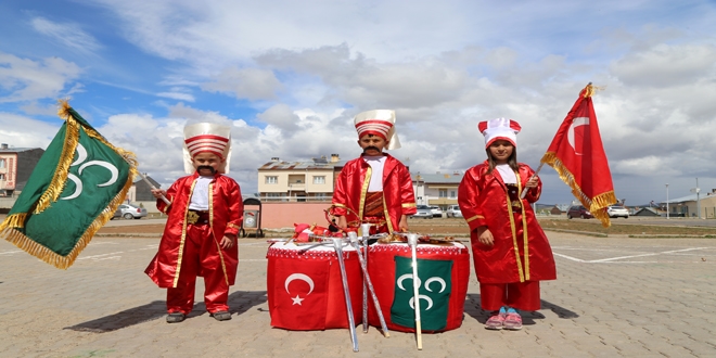 Kovadan kös, çantadan çevgen yapıp mehter kurdular