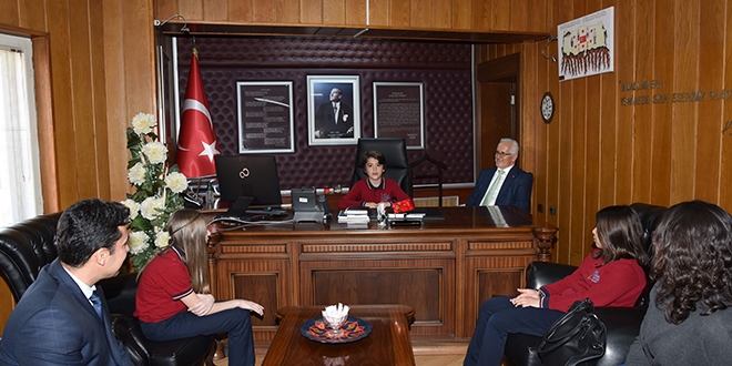 Milli Eğitim Müdürlüğü koltuğuna öğrenciler geçti