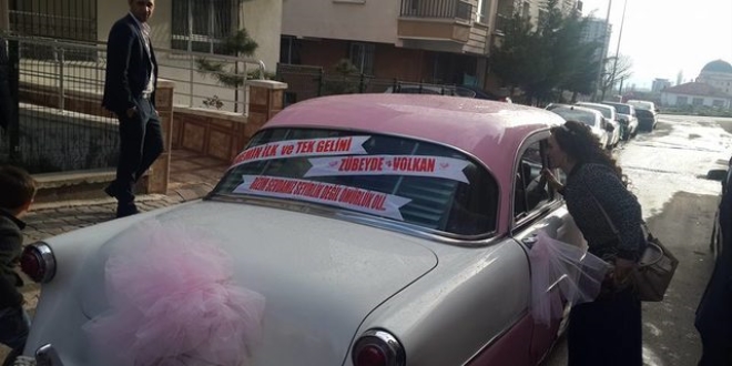 Gelenek gereği damadı yumrukladılar