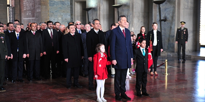 Bakan Selçuk ve çocuklar Atatürk'ün huzurunda