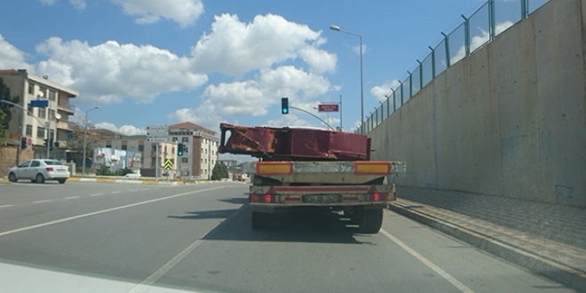 Kasasındaki demir parçasıyla yolda tehlike saçan tır