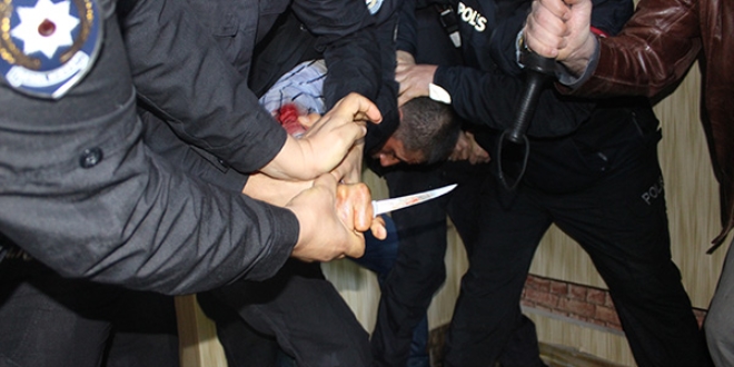 Polise direnen bıçaklı kişi etkisiz hale getirildi