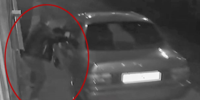 Otomobili durdurmak isterken belini kırdı