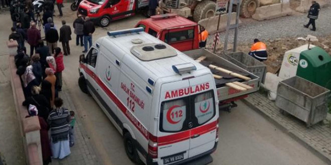 İnşaatta merdiven devrildi, bir kişi altında kaldı