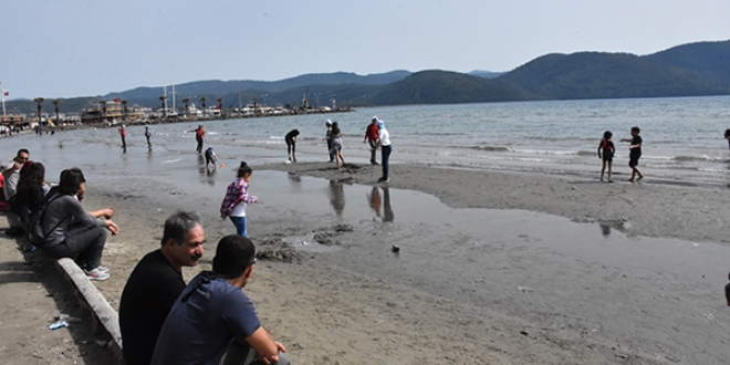 Akyaka'da deniz suyu 20 metre çekildi