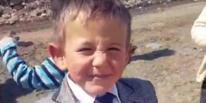 Çikolata vaadi sunan küçük muhtar adayı Çağatay sözünü tuttu