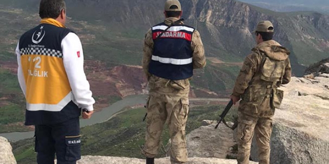 Ot toplarken 750 metre yükseklikten düştü